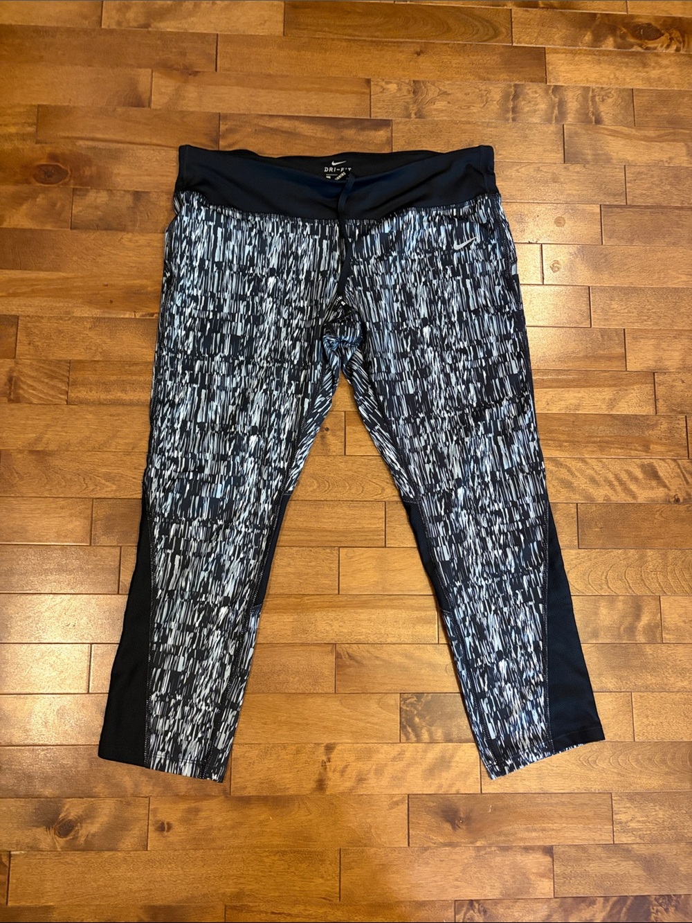 Nike Black & White Patterned Cropped Leggings